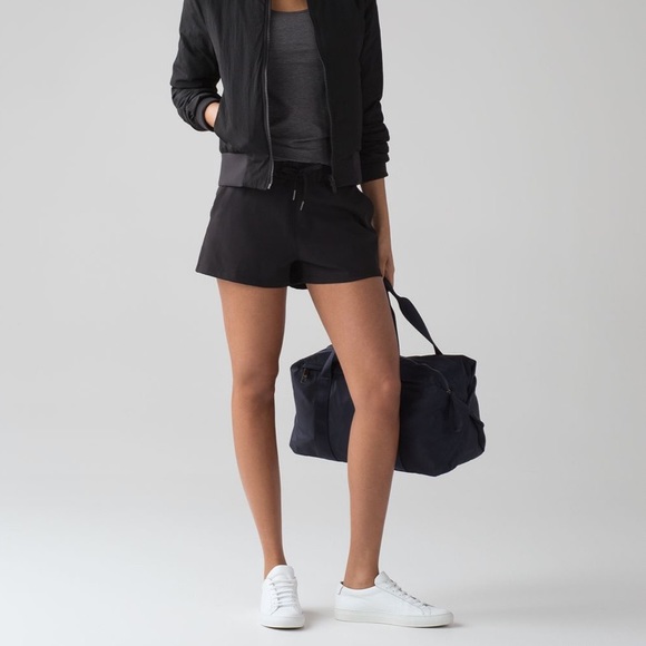 Lululemon On The Fly Shorts Blk Sz 8 - Picture 1 of 4